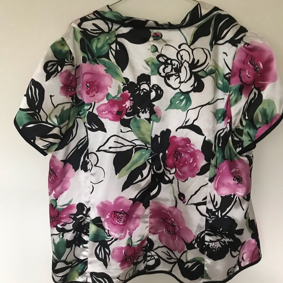 Floral lady top(new without tags) - Picture 2 of 2